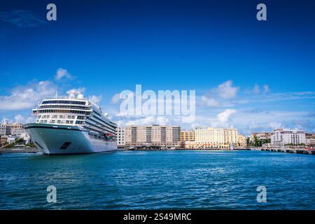 San Juan, Porto Rico - 26 février 2018 : Old San Juan Port Waterfront où les navires de croisière accostent. Banque D'Images