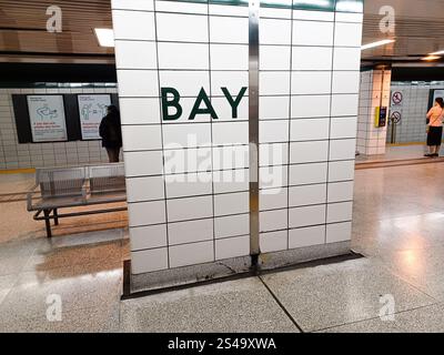 Toronto, ON, Canada - 30 septembre 2024 : vue à la station de métro Bay à l'intérieur Banque D'Images