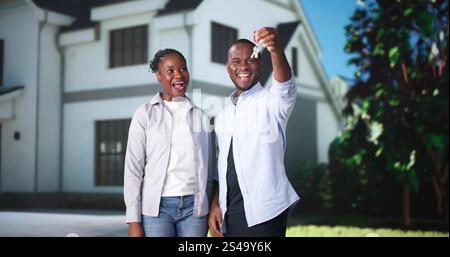 Couple en face de la nouvelle maison avec panneau solaire toit Banque D'Images