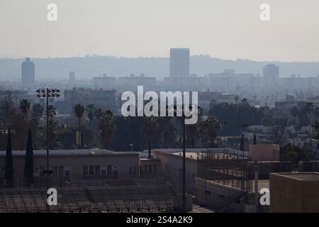 ÉTATS-UNIS. 10 janvier 2025. Une brume fumée des récents incendies de forêt de Los Angeles couvre une grande partie de Los Angeles, Calif, le vendredi 10 janvier 2025. Il a été confirmé que l'incendie a brûlé 20 000 acres, tué deux personnes et détruit 5 300 maisons, ce qui en fait le troisième incendie le plus destructeur de l'histoire de la Californie. (Vidéo de Caylo Seals/Sipa USA) crédit : Sipa USA/Alamy Live News Banque D'Images