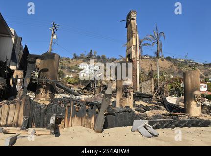 Los Angeles, États-Unis. 10 janvier 2025. La maison en bord de mer reste de structures détruites par quatre feux de forêt en Californie du Sud dans le comté de Los Angeles est vue vers l'est le long de l'océan Pacifique à Los Angeles le vendredi 10 janvier 2025. Photo de Jim Ruymen/UPI crédit : UPI/Alamy Live News Banque D'Images