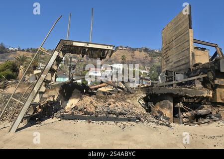Los Angeles, États-Unis. 10 janvier 2025. La maison en bord de mer reste de structures détruites par quatre feux de forêt en Californie du Sud dans le comté de Los Angeles est vue vers l'est le long de l'océan Pacifique à Los Angeles le vendredi 10 janvier 2025. Photo de Jim Ruymen/UPI crédit : UPI/Alamy Live News Banque D'Images
