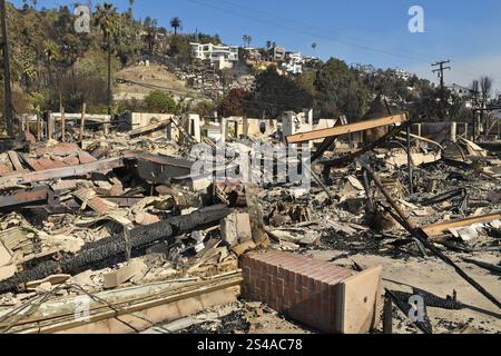 Los Angeles, États-Unis. 10 janvier 2025. La maison en bord de mer reste de structures détruites par quatre feux de forêt en Californie du Sud dans le comté de Los Angeles est vue vers l'est le long de l'océan Pacifique à Los Angeles le vendredi 10 janvier 2025. Photo de Jim Ruymen/UPI crédit : UPI/Alamy Live News Banque D'Images