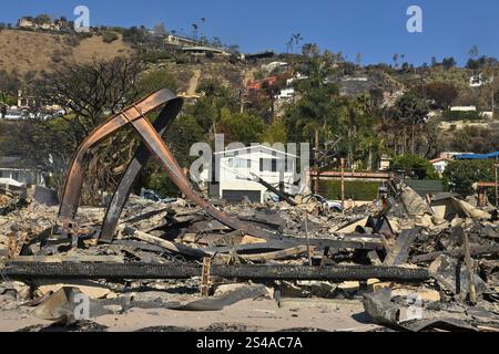 Los Angeles, États-Unis. 10 janvier 2025. La maison en bord de mer reste de structures détruites par quatre feux de forêt en Californie du Sud dans le comté de Los Angeles est vue vers l'est le long de l'océan Pacifique à Los Angeles le vendredi 10 janvier 2025. Photo de Jim Ruymen/UPI crédit : UPI/Alamy Live News Banque D'Images
