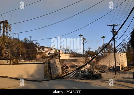 Los Angeles, États-Unis. 10 janvier 2025. Les restes de l'une des milliers de structures détruites par quatre feux de forêt en Californie du Sud dans le comté de Los Angeles sont vus à Pacific Palisades le vendredi 10 janvier 2025. Photo de Jim Ruymen/UPI crédit : UPI/Alamy Live News Banque D'Images