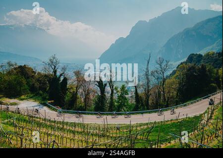 ARCO, ITALIE, 10 MAI 2021 : course cycliste professionnelle du Giro d'Italia. Course cycliste UCI World Tour dans les Alpes en Italie. Peloton cycliste sur la route sous Dol Banque D'Images
