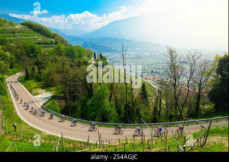 ARCO, ITALIE, 10 MAI 2021 : course cycliste professionnelle du Giro d'Italia. Course cycliste UCI World Tour dans les Alpes en Italie. Peloton cycliste sur la route sous Dol Banque D'Images