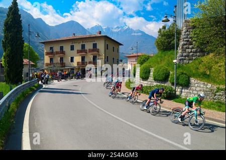 ARCO, ITALIE, 10 MAI 2021 : course cycliste professionnelle du Giro d'Italia. Course cycliste UCI World Tour dans les Alpes en Italie. Peloton cycliste sur la route sous Dol Banque D'Images