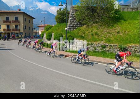 ARCO, ITALIE, 10 MAI 2021 : course cycliste professionnelle du Giro d'Italia. Course cycliste UCI World Tour dans les Alpes en Italie. Peloton cycliste sur la route sous Dol Banque D'Images