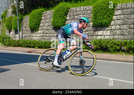 ARCO, ITALIE, 10 MAI 2021 : course cycliste professionnelle du Giro d'Italia. Course cycliste UCI World Tour dans les Alpes en Italie. Peloton cycliste sur la route sous Dol Banque D'Images