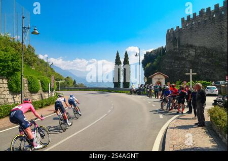 ARCO, ITALIE, 10 MAI 2021 : course cycliste professionnelle du Giro d'Italia. Course cycliste UCI World Tour dans les Alpes en Italie. Peloton cycliste sur la route sous Dol Banque D'Images