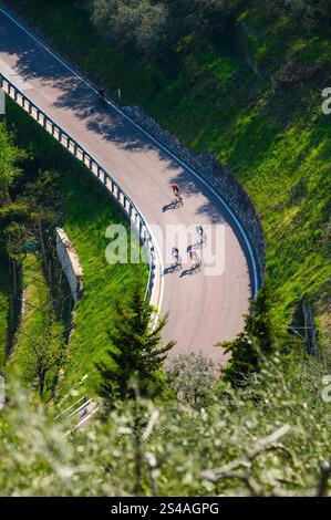 ARCO, ITALIE, 10 MAI 2021 : course cycliste professionnelle du Giro d'Italia. Course cycliste UCI World Tour dans les Alpes en Italie. Peloton cycliste sur la route sous Dol Banque D'Images
