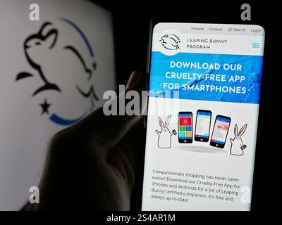 Allemagne. 11 octobre 2024. Dans cette illustration photo, une personne tient un téléphone portable avec la page Web de l'organisation de certification Leaping Bunny Program sur l'écran avec le logo. (Crédit image : © timon Schneider/SOPA images via ZUMA Press Wire) USAGE ÉDITORIAL SEULEMENT ! Non destiné à UN USAGE commercial ! Banque D'Images