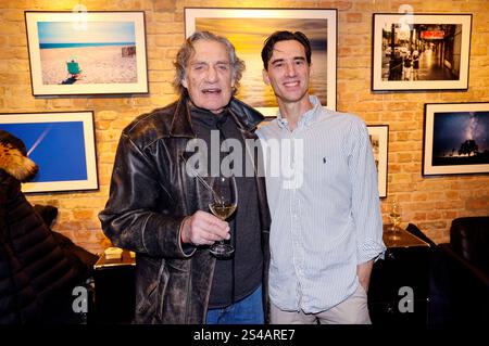 Winfried Glatzeder mit Sohn Robert Glatzeder BEI der Eröffnung der Fotoausstellung Zuversicht und Lebensfreude der Fotografen Florian Froschmayer & Arne Friedrich in der Stay Curious Media Gervinusstrasse 12. Berlin, 10.01.2025 *** Winfried Glatzeder avec son fils Robert Glatzeder à l'ouverture de l'exposition de photos Zuversicht und Lebensfreude par le photographe Florian Froschmayer Arne Friedrich au Stay Curious Media Gervinusstrasse 12 Berlin, 10 01 2025 Foto:xS.xGabschx/xFuturexImagex lebensfreude 5112 Banque D'Images