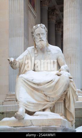 Vienne - la statue philosophe devant le Parlement en hiver - Xenophanes de Hugo Haerdtl (1846-1918) Banque D'Images