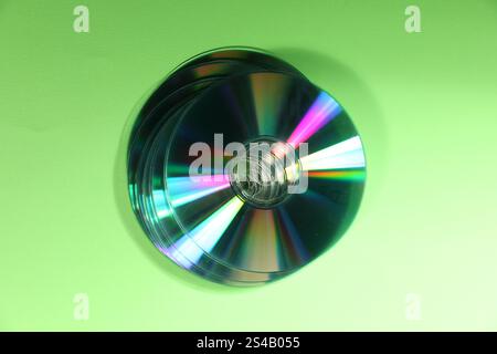 Beaucoup de disques compacts sur fond vert, vue de dessus Banque D'Images