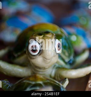 Figurine de tortue en céramique colorée avec de larges yeux en vue rapprochée dynamique Banque D'Images