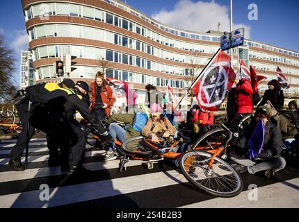 DEN HAAG - des policiers interviennent lors d'une manifestation contre la rébellion d'extinction (XR) à la Haye. Avec cette action, le groupe d’action pour le climat a exigé que le gouvernement cesse les subventions aux fossiles. ANP RAMON VAN FLYMEN netherlands Out - belgique Out Credit : ANP/Alamy Live News Banque D'Images