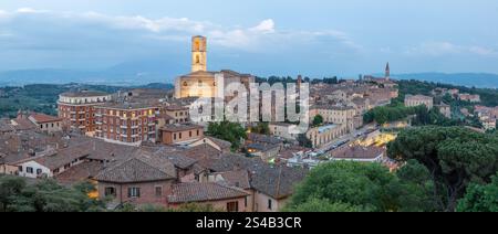 Pérouse - le regard vers le sud - panorama de la partie est de la vieille ville avec les églises San Domenico et Abbazia di San Pietro au crépuscule Banque D'Images