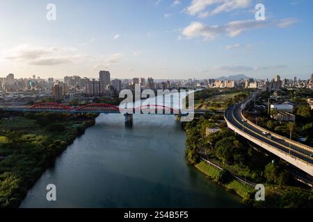 Pont tubulaire sur la rivière Xindian à Taipei, Taiwan Banque D'Images