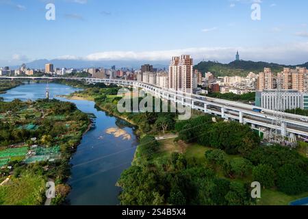 Vue aérienne de la ville de Taipei sur le parc riverain de Xizhou à Taiwan Banque D'Images