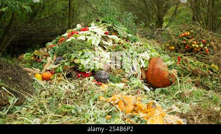 Compost végétal bio Farm automne pourri tomate citrouille poivre laitue chou pastèque pile moule champignons ferme déchets bio pourriture organique rejetée Banque D'Images