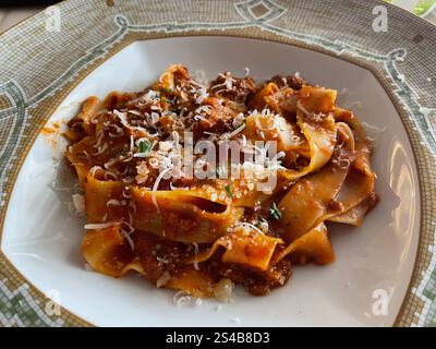 Ragu de bœuf servi avec des pâtes tagliatelles Banque D'Images