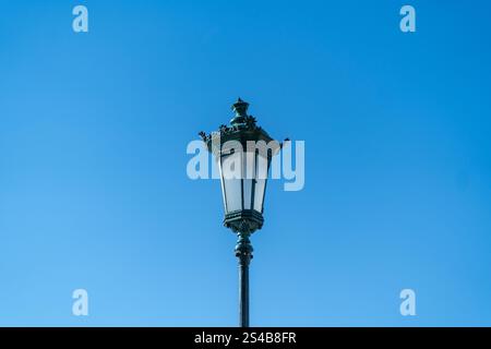 Vintage Street Lamp Post contre fond de ciel bleu en Grèce Banque D'Images