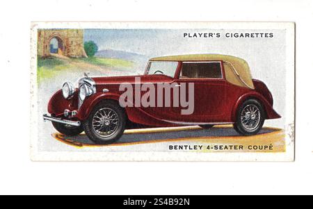 Une carte de cigarette de voiture antique illustrant une Bentley 4 places coupé sur un fond blanc. Banque D'Images