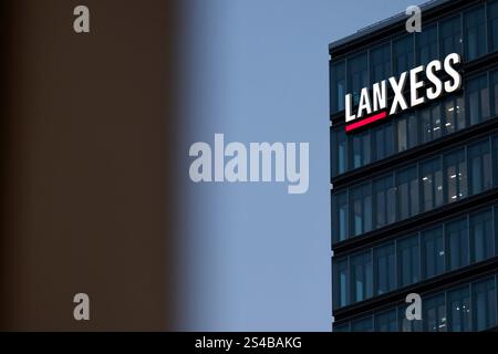 DAS Lanxess-Hochhaus à Köln-Deutz. Die Aktie des Konzerns Steht unter Erwartungsdruck. In den letzten 10 Jahren weist die Aktie von Lanxess einen Verlust von im Schnitt über 6 Prozent pro Jahr aus. Themenbild, Symbolbild Köln, 10.01.2025 NRW Deutschland *** L'immeuble Lanxess à Cologne Deutz les actions du Groupe sont sous pression au cours des 10 dernières années, les actions Lanxess ont perdu en moyenne plus de 6% par an image thématique, image symbolique Cologne, 10 01 2025 NRW Allemagne Copyright : xChristophxHardtx Banque D'Images