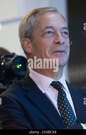 Esher, Royaume-Uni. 10 janvier 2025. Nigel Farage, leader de Reform UK, à la conférence South East Conference de Reform UK à l'hippodrome de Sandown. Crédit : Justin Ng/Alamy Live News. Banque D'Images