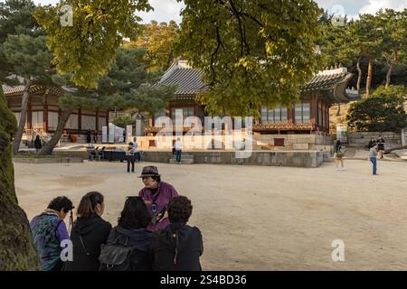 Les gens visitant le parc dans l'eveing au Deoksugung Palace, Séoul Corée du Sud Banque D'Images