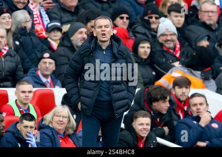 Liverpool, Royaume-Uni. 11 janvier 2025. John Doolan, le manager d'Accrington Stanley regarde. Match de 3ème tour de la Coupe Emirates FA, Liverpool contre Accrington Stanley à Anfield à Liverpool le samedi 11 janvier 2025. Cette image ne peut être utilisée qu'à des fins éditoriales. Usage éditorial exclusif. photo par Chris Stading/Andrew Orchard photographie sportive/Alamy Live News crédit : Andrew Orchard photographie sportive/Alamy Live News Banque D'Images