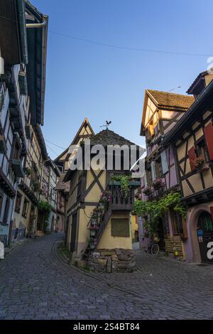 EGUISHEIM, FRANCE - 30 MAI 2019 : maisons traditionnelles colorées à colombages dans la vieille ville d'Eguisheim sur la route des vins d'Alsace, France Banque D'Images