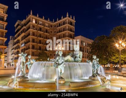 Valencia - la place de la fontaine Plaza de Mare de Deu s avec la Fuente del Turia (Fontaine Turia) au crépuscule. Banque D'Images