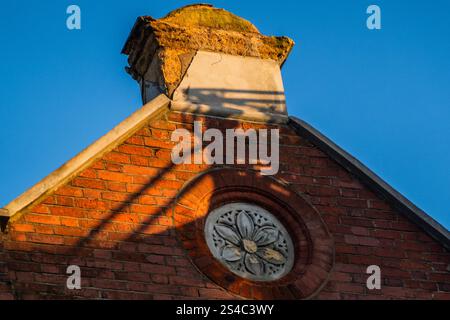 Londres, Royaume-Uni. 11 janvier 2025. La source originale des débris - le temps glacial provoque une petite quantité de maçonnerie à tomber dans la rue du haut de l'un des quatre bâtiments de l'étage. De nombreux policiers et deux pompiers assistent à l'accident dans le centre de Hampstead. Crédit : Guy Bell/Alamy Live News Banque D'Images