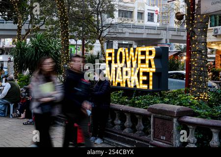 Hong Kong, Chine. 11 janvier 2025. Les gens magasinent pour des fleurs et des objets décoratifs en préparation pour le nouvel an chinois. (Crédit image : © Keith Tsuji/ZUMA Press Wire) USAGE ÉDITORIAL SEULEMENT! Non destiné à UN USAGE commercial ! Banque D'Images