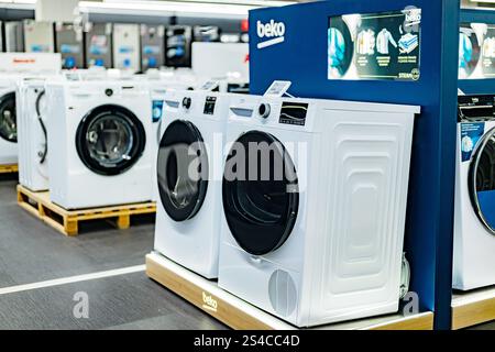 POZNAN, POL - 5 décembre 2024 : lave-linge à chargement frontal de Beko, mis en vente dans un magasin d'articles ménagers Banque D'Images