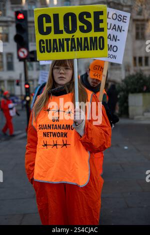 Londres, Royaume-Uni, 11 janvier 2025. Un manifestant tient une pancarte de protestation. Des militants organisent une manifestation dans le centre de Londres pour réclamer la fermeture de la prison de Guantanamo. Un petit groupe de manifestants a défilé de la Chambre du Parlement en passant par Westminster, en passant par Downing Street jusqu'à Trafalgar Square. où un petit rassemblement a eu lieu. Crédit : James Willoughby/ALAMY Live News Banque D'Images