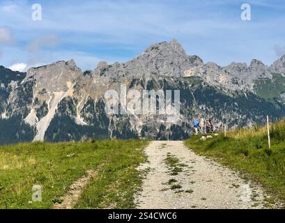 Météo sur le sentier de randonnée de Haldensee à Edenalpe, Graener Oedenalpe, Nesselwaengle ski Arena le 22 août 2024 à Haldensee, Tyrol, Autriche. Banque D'Images