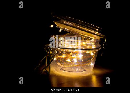 Lumières de fée dans un pot dans l'obscurité. Lumières LED dans un bocal en verre Banque D'Images