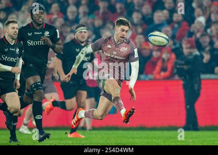 Limerick, Irlande. 11 janvier 2025. Jack Crowley de Munster court avec le ballon lors de la Coupe des Champions Investec, Poule 3, Round 3 match entre Munster Rugby et Saracens au Thomond Park à Limerick, Irlande le 11 janvier 2025 (photo by Andrew SURMA/ Credit : Sipa USA/Alamy Live News Banque D'Images