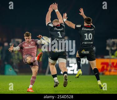 Limerick, Irlande. 11 janvier 2025. Jack Crowley de Munster frappe le ballon lors de la Coupe des Champions Investec, Poule 3, Round 3 match entre Munster Rugby et Saracens au Thomond Park à Limerick, Irlande le 11 janvier 2025 (photo by Andrew SURMA/ Credit : Sipa USA/Alamy Live News Banque D'Images
