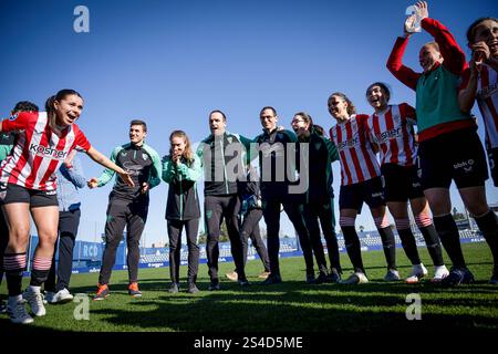 Barcelone, Espagne. 11 janvier 2025. Les joueurs de l'Athletic Club célèbrent la victoire lors d'un match de Liga F entre le RCD Espanyol FEM et l'Athletic Club FEM à Ciutat Esportiva Dani Jarque. Score final : RCD Espanyol FEM 1:2 Athletic Club FEM. Crédit : SOPA images Limited/Alamy Live News Banque D'Images