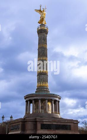 Sicht auf Siegessaeule 07.01.25, Berlin, Sicht auf Siegessaeule mit bewoelktem Himmel am Kreisverkehr des 17. Juni. Berlin Berlin Deutschland Berlin *** vue de la colonne de la victoire 07 01 25, Berlin, vue de la colonne de la victoire avec ciel nuageux au rond-point du 17 juin Berlin Berlin Allemagne Berlin Banque D'Images