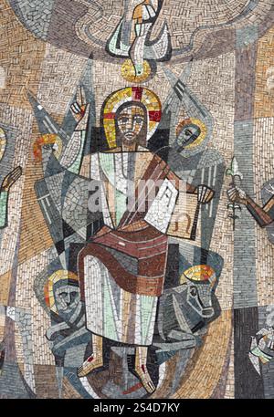VIENNE, AUSTIRA - JULI 5, 2021: La mosaïque de Jésus-Christ le professeur et le pantokrateur sur la façade de l'église Saint-Antoine par Ernst Bauernfeind (1962) Banque D'Images