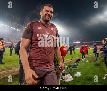 Limerick, Irlande. 11 janvier 2025. Tadhg Beirne de Munster célèbre après la Coupe des Champions Investec, Poule 3e tour de match entre Munster Rugby et Saracens au Thomond Park à Limerick, Irlande le 11 janvier 2025 (photo par Andrew SURMA/ crédit : Sipa USA/Alamy Live News Banque D'Images