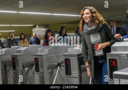 Madrid, Espagne. 10 janvier 2025. La présidente de la Communauté de Madrid, Isabel Diaz Ayuso, assiste à la cérémonie d’ouverture du réaménagement du hall de la gare d’Atocha qui améliore la circulation des voyageurs et élargit l’espace pour honorer les victimes des attentats du 11 mars 2004. (Crédit image : © Richard Zubelzu/ZUMA Press Wire) USAGE ÉDITORIAL SEULEMENT! Non destiné à UN USAGE commercial ! Banque D'Images