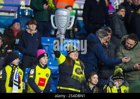 Elland Road Stadium, Leeds, Angleterre - 11 janvier 2025 Un fan de Harrogate Town tient un trophée Blow Up FA Cup - avant le match Leeds United v Harrogate Town, Emirates FA Cup, 2024/25, Elland Road Stadium, Leeds, Angleterre - 11 janvier 2025 crédit : Mathew Marsden/WhiteRosePhotos/Alamy Live News Banque D'Images