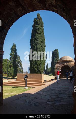 Un cyprès encadré par une porte en arc dans Union Buildings Gardens, Pretoria, Gauteng, Afrique du Sud Banque D'Images